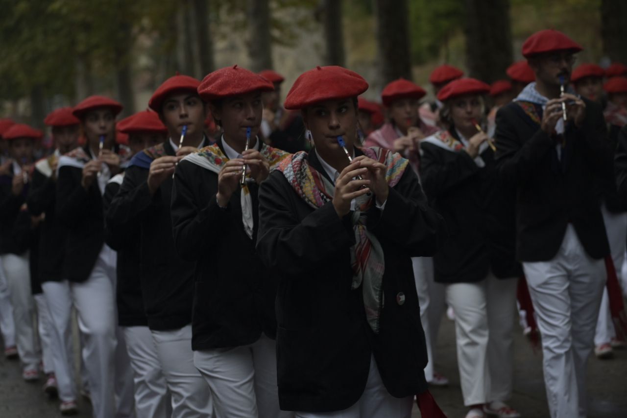 La compañía Jaizkibel desfila en Hondarribia