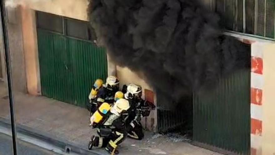 Vídeo de las labores de extinción de un espectacular incendio en una bajera de Berriozar