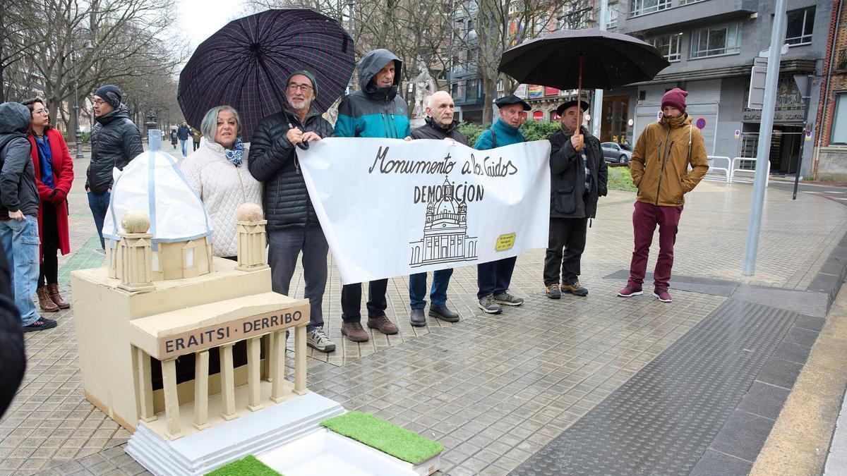 Acto de protesta de las asociaciones memorialistas, en contra de la ley de resignificación de Los Caídos, frente al Parlamento de Navarra