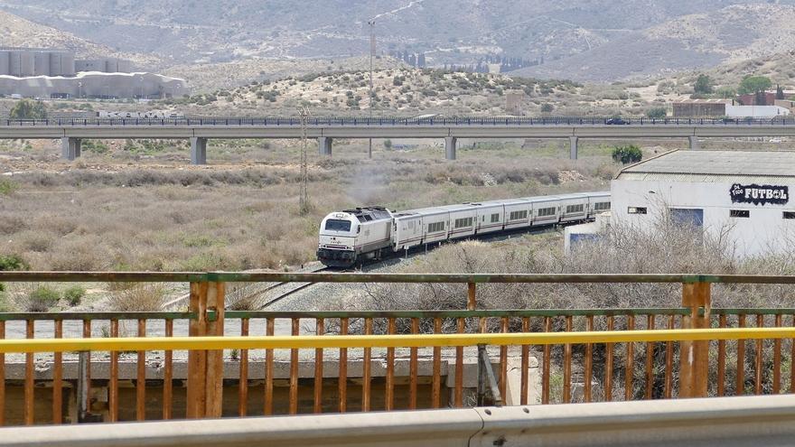 Varios heridos al chocar un tren de pasajeros contra una grúa en Cartagena