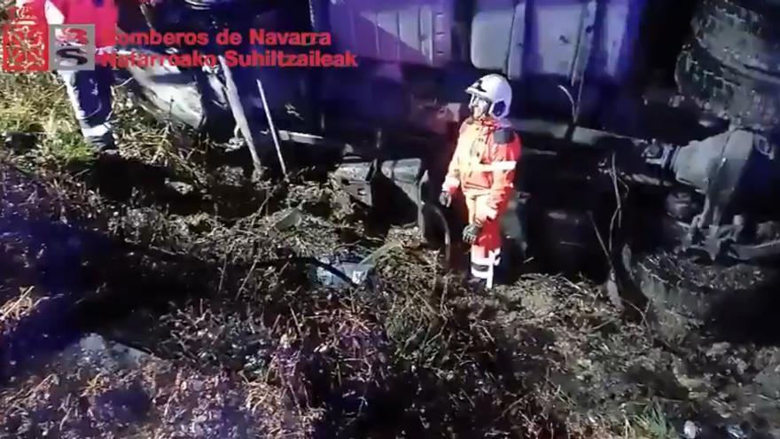 Un camión se sale de la carretera N-121-A y cae por un terraplén en Lantz