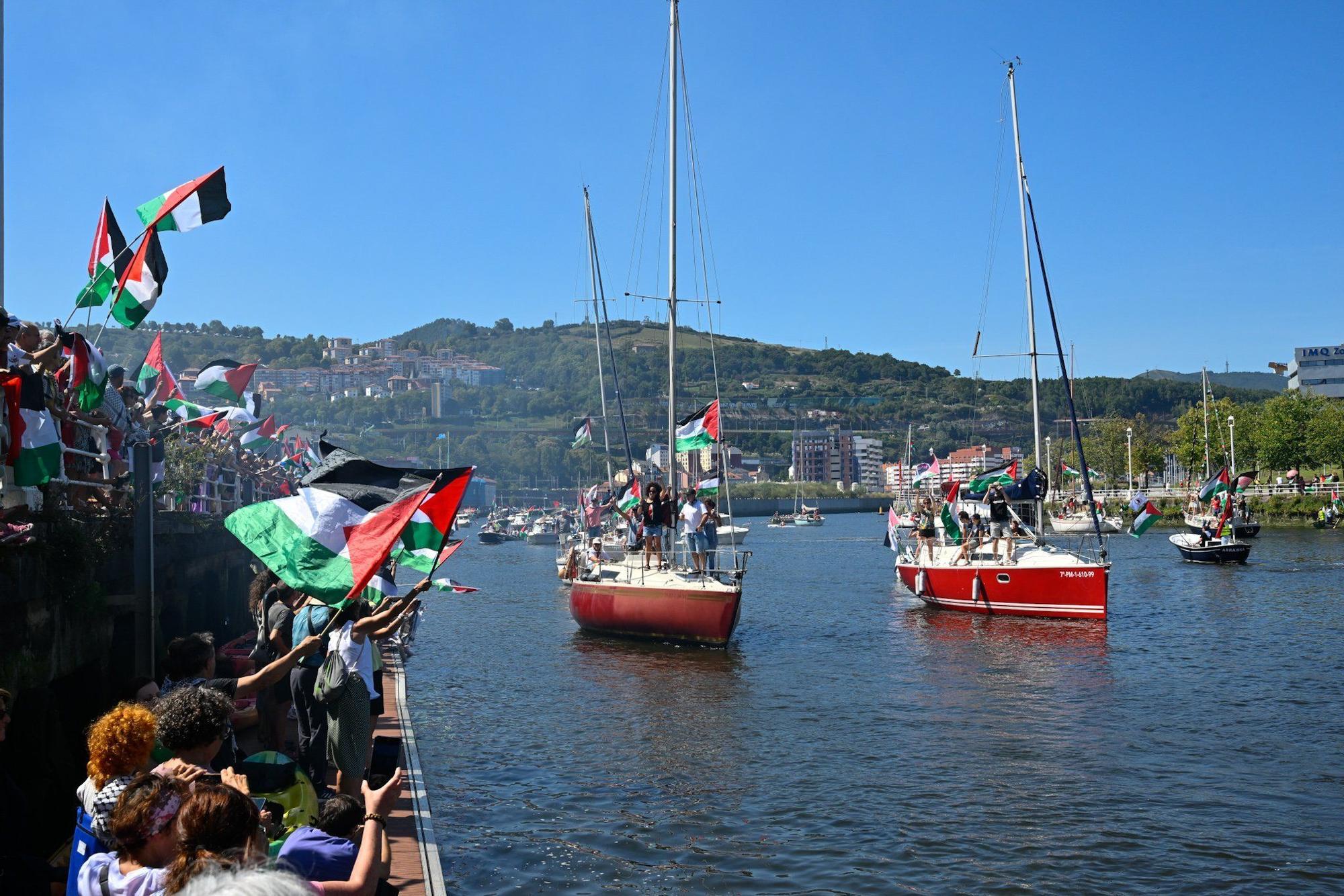 En imágenes: marcha marítima por la ría en solidaridad con Palestina desde Santurtzi