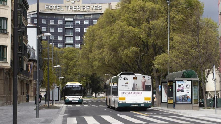 Una mujer de 46 años, herida tras ser atropellada por una villavesa en el centro de Pamplona