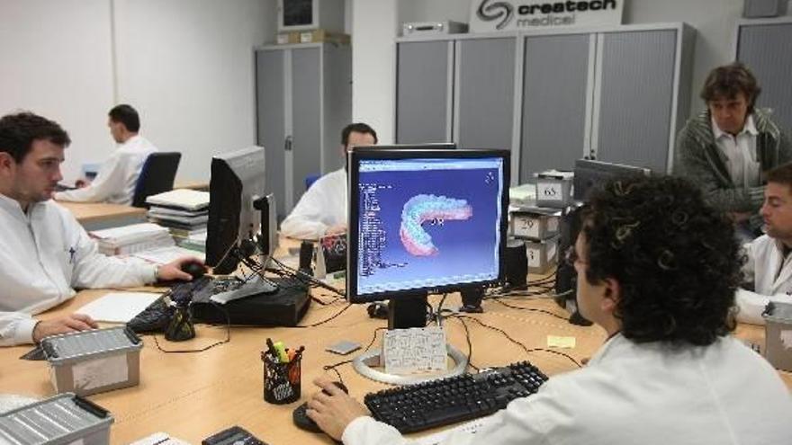 Un trabajador de Croatech Medical analiza el diseño de una prótesis dental.