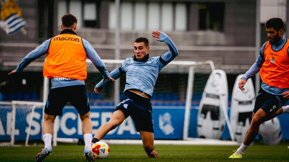 Jon Karrikaburu y Caleta-Car, ante otro compañero durante un entrenamiento.