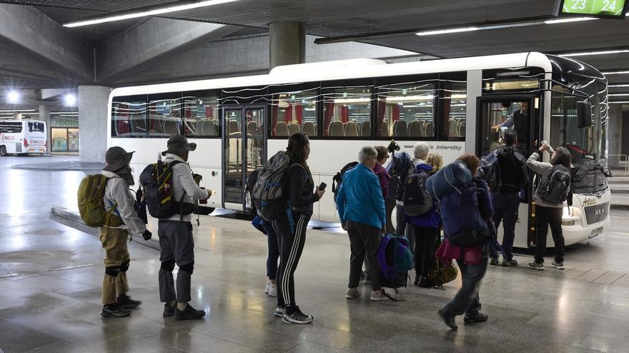 Pasa zaitez autobusera eta gozatu bidaiaz