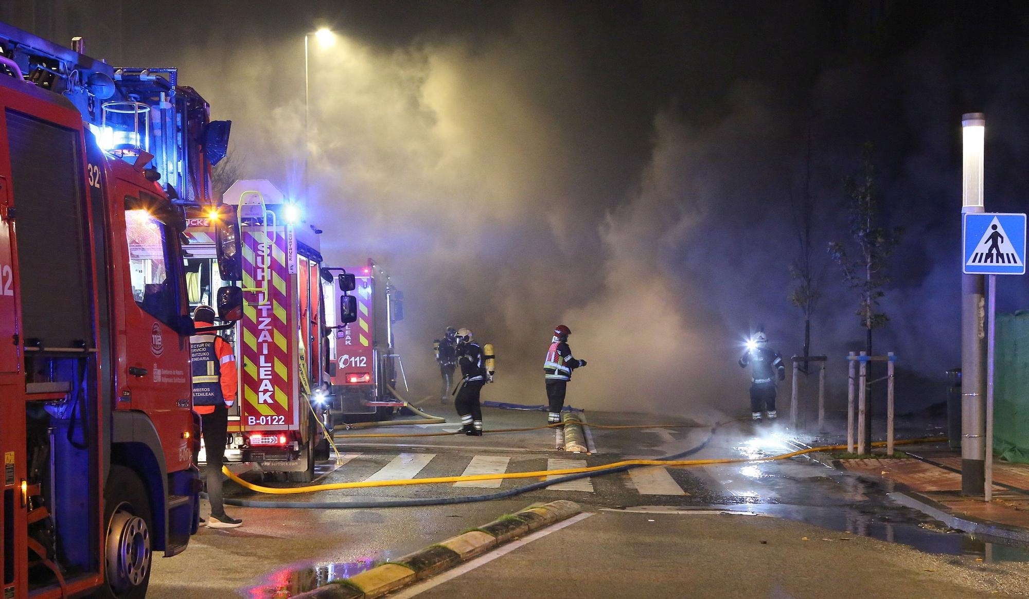 Fotos del incendio de un bazar en la Rochapea