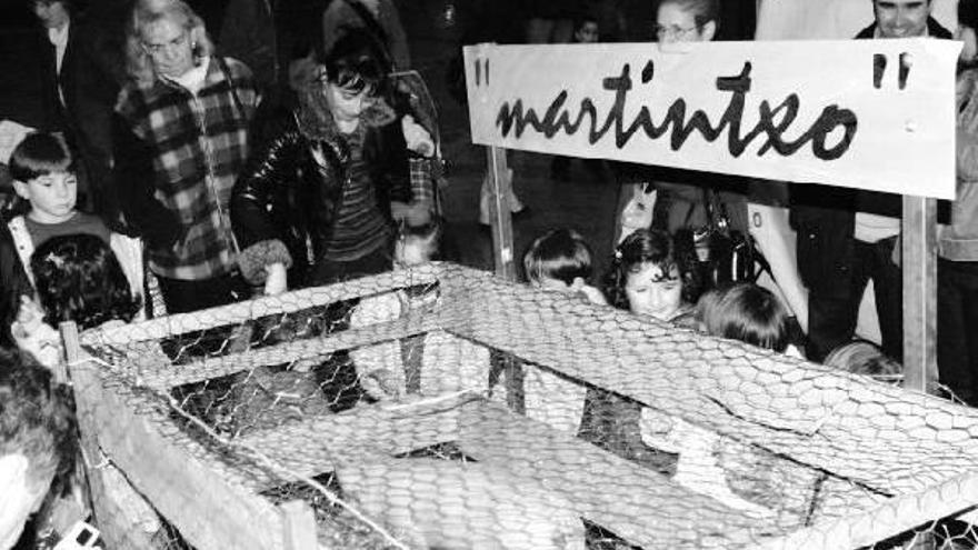 Los niños de Urretxu observan al cerdo &quot;Martintxo&quot; el día de San Martín del año pasado.