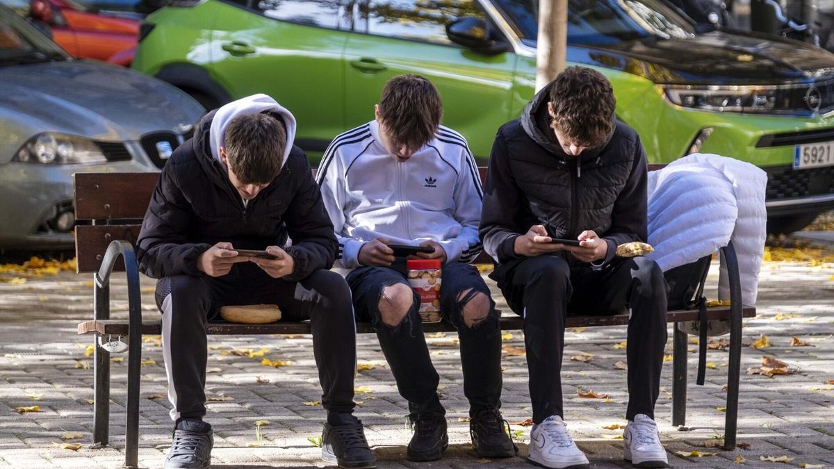 Adolescentes con teléfonos móvil.
