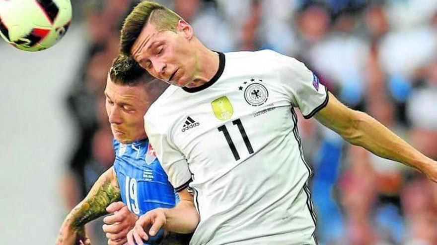 Draxler pugna por un balón aéreo ante un rival eslovaco en el partido de octavos de final.