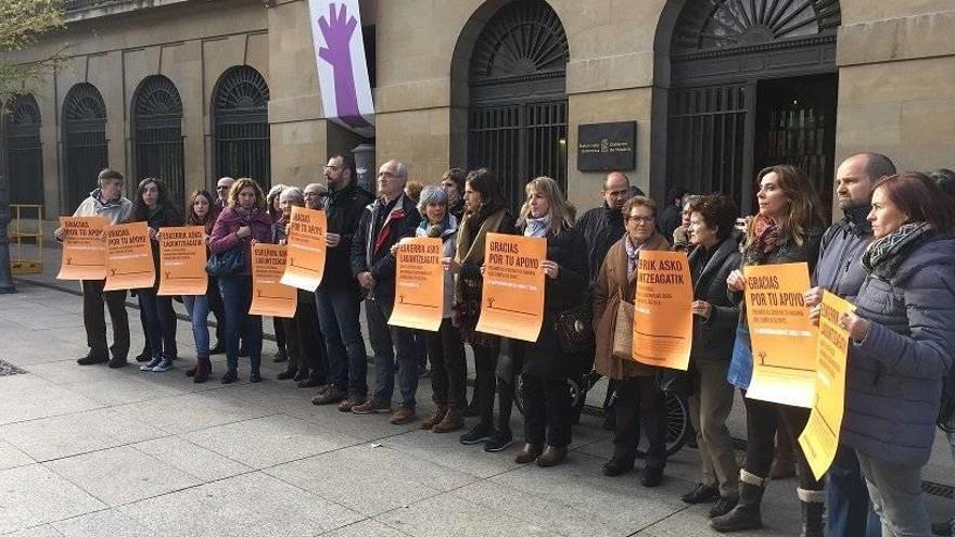 Concentración de representantes de ONGD ante Diputación.