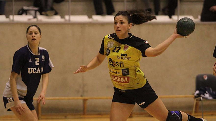 Carmen Martín, lanzando a puerta.