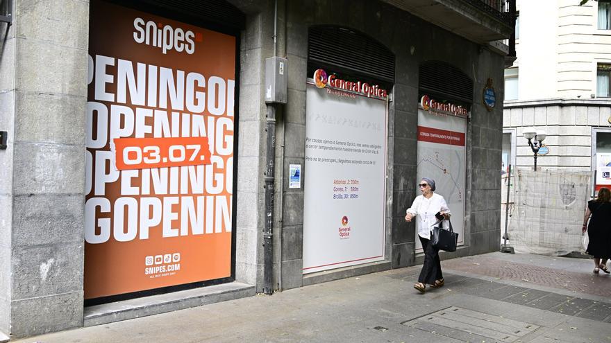 Arranca de nuevo la actividad comercial en la calle Berastegui de Bilbao