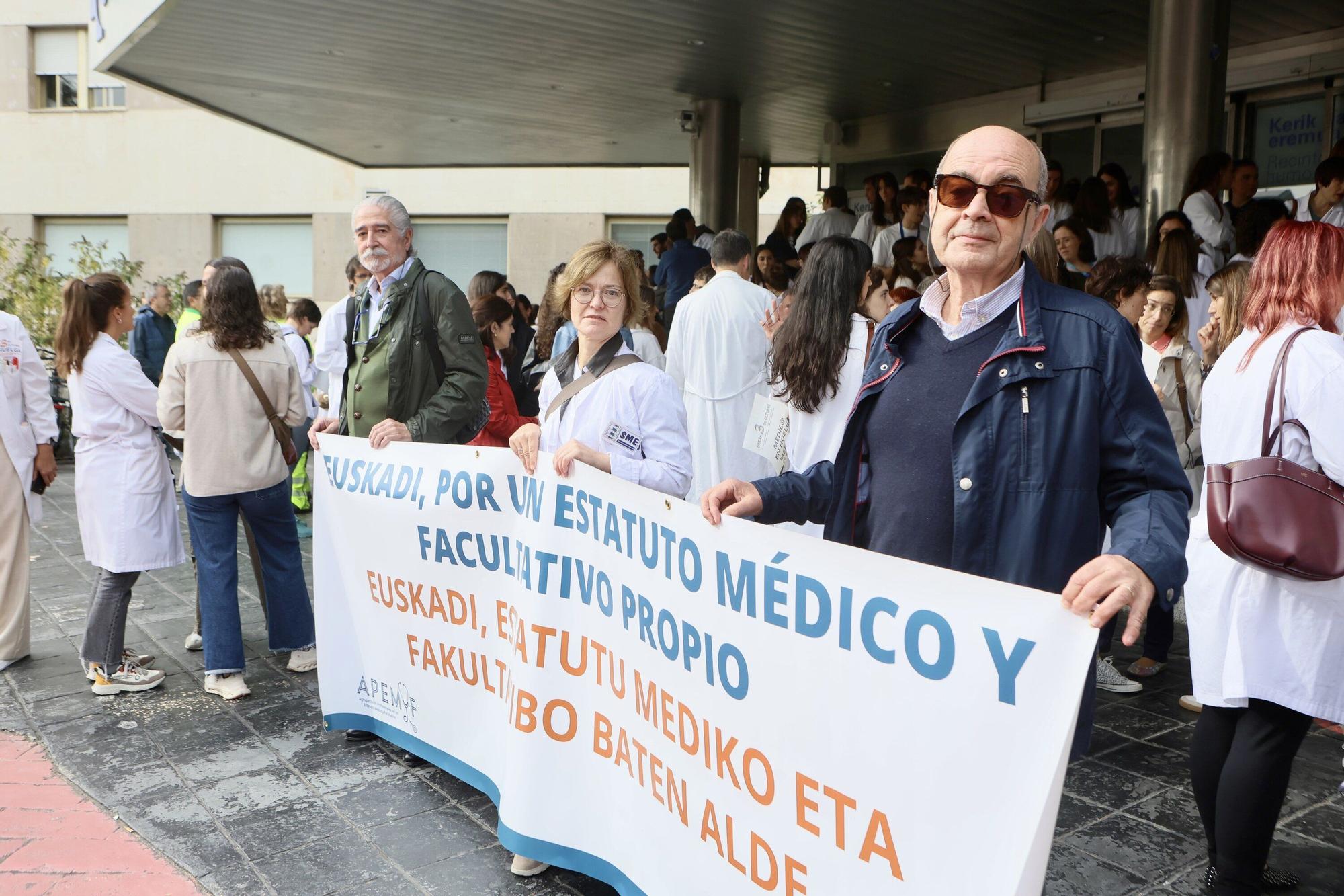En imágenes: Médicos en huelga exigen un estatuto marco propio en Txagorritxu