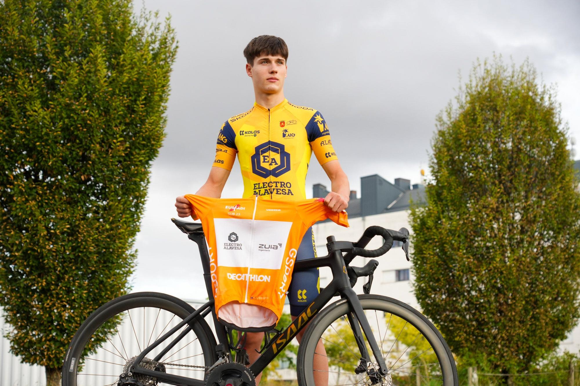 El ciclista alavés Jon Conejero posa durante una entrevista con DNA