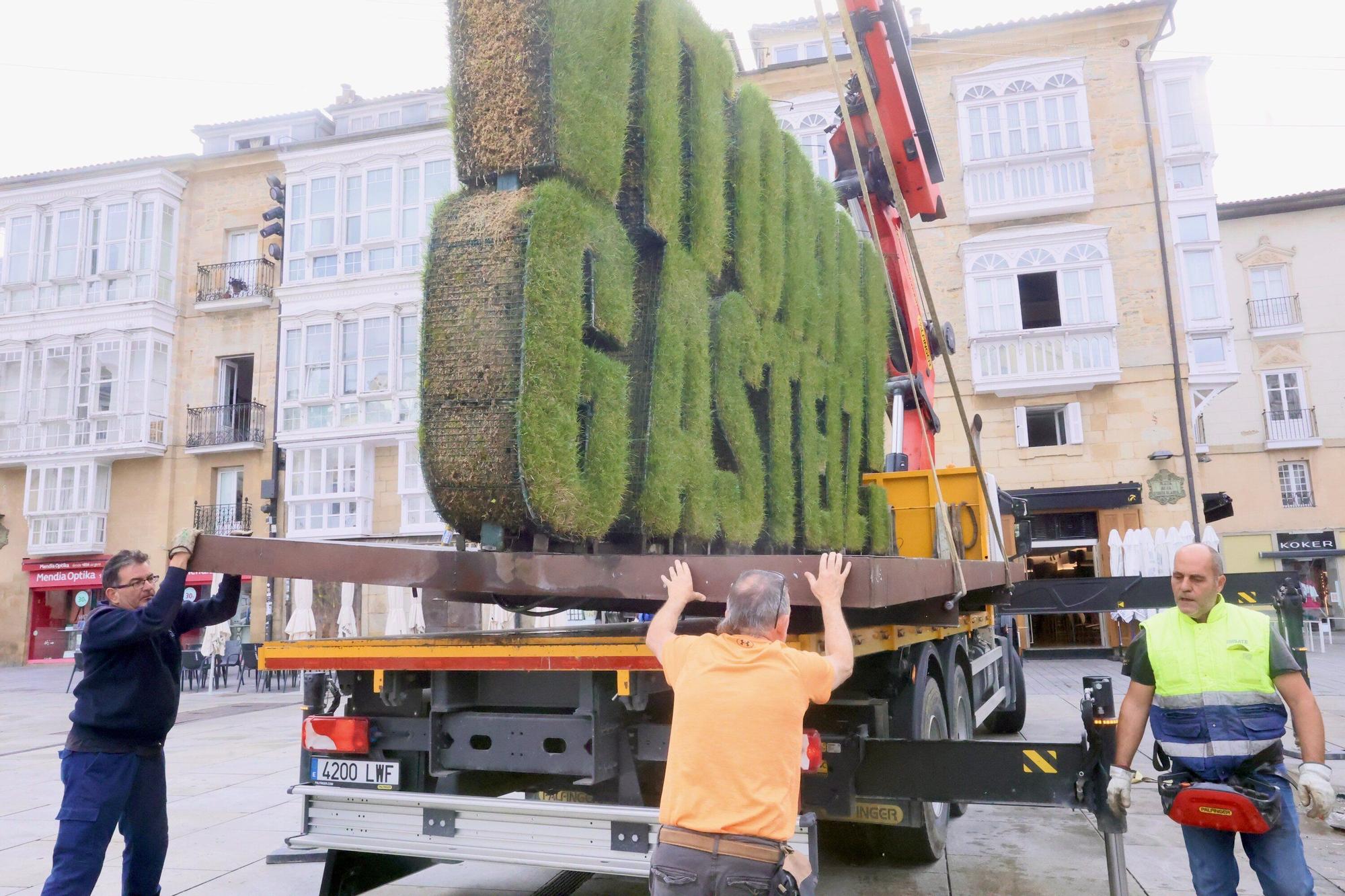 Retirada estatua vegetal de la Virgen Blanca con motivo de las fiestas de Vitora-Gasteiz