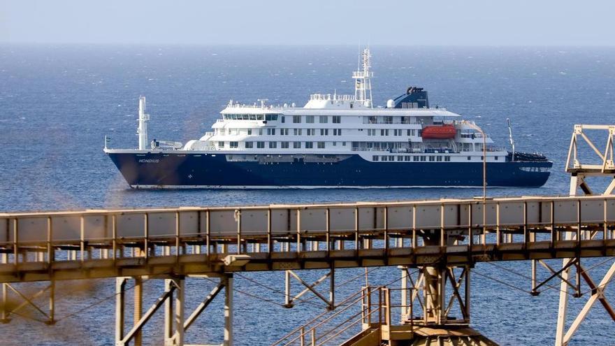El crucero afectado por el brote de hantavirus pondrá rumbo a Canarias tras evacuar a los enfermos en Países Bajos