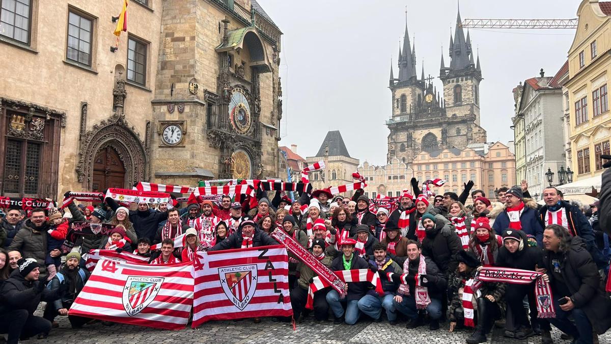 Aficionados del Athletic posan en Praga en la previa del partido de Champions