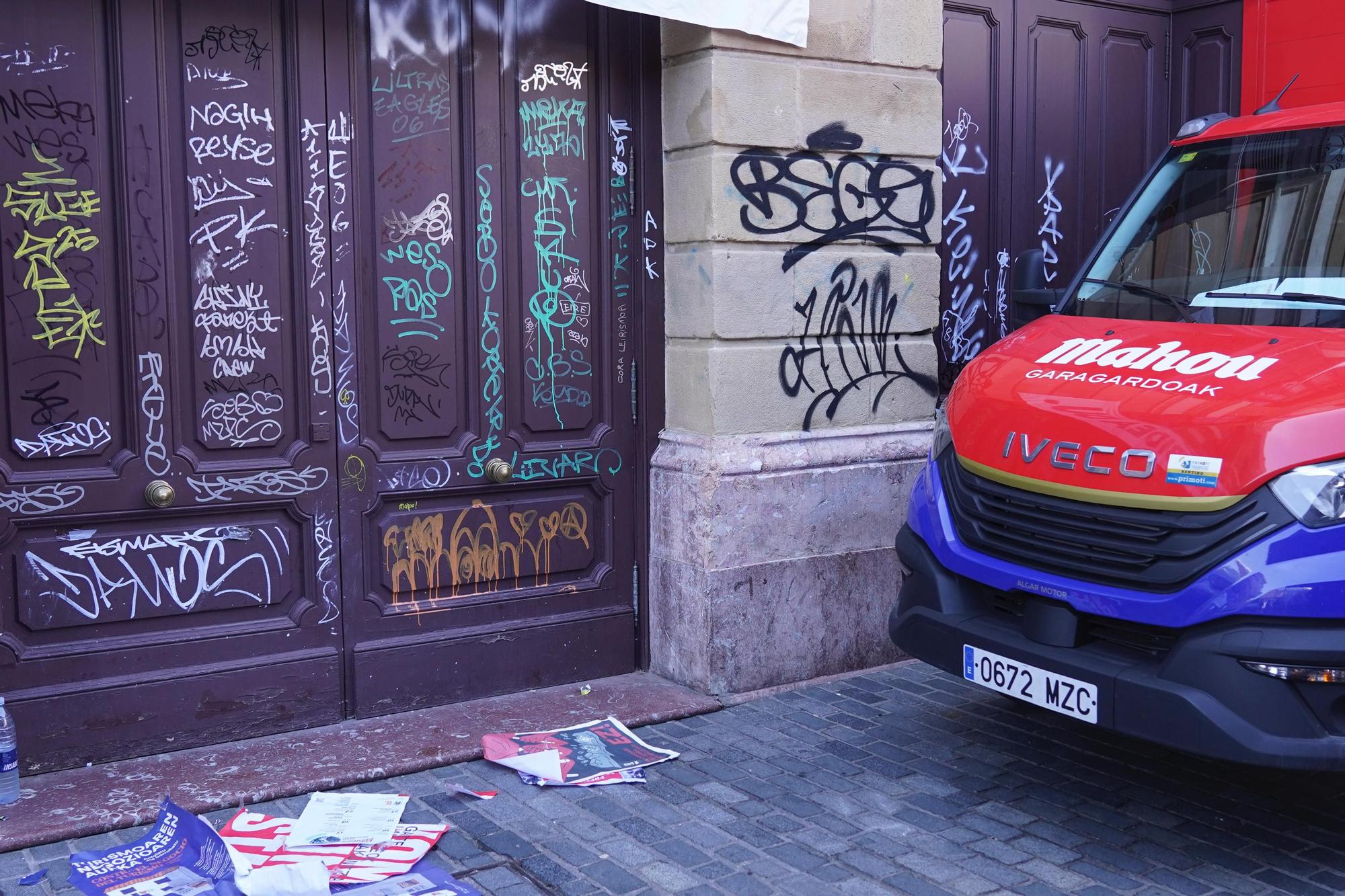 En fotos: vandalizan la fachada y las entradas del teatro Arriaga