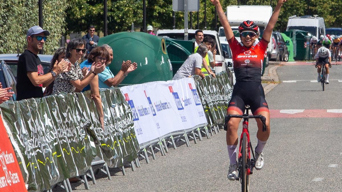 Naya Mangas, ciclista del Team Zatika Bike, celebra su victoria en la llegada a Berrioplano.