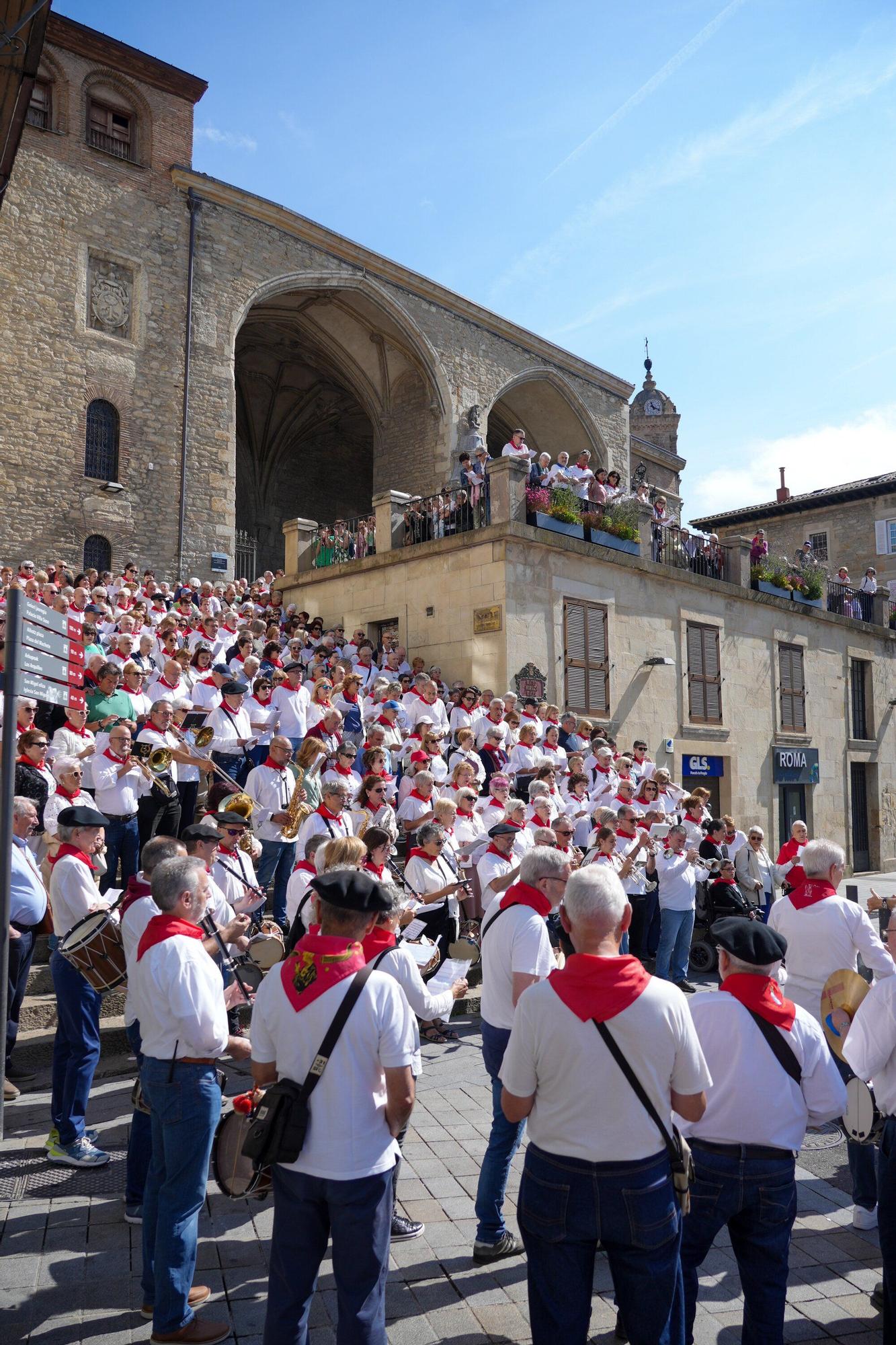 En imágenes: Los auroros despiertan a Vitoria con sus canciones