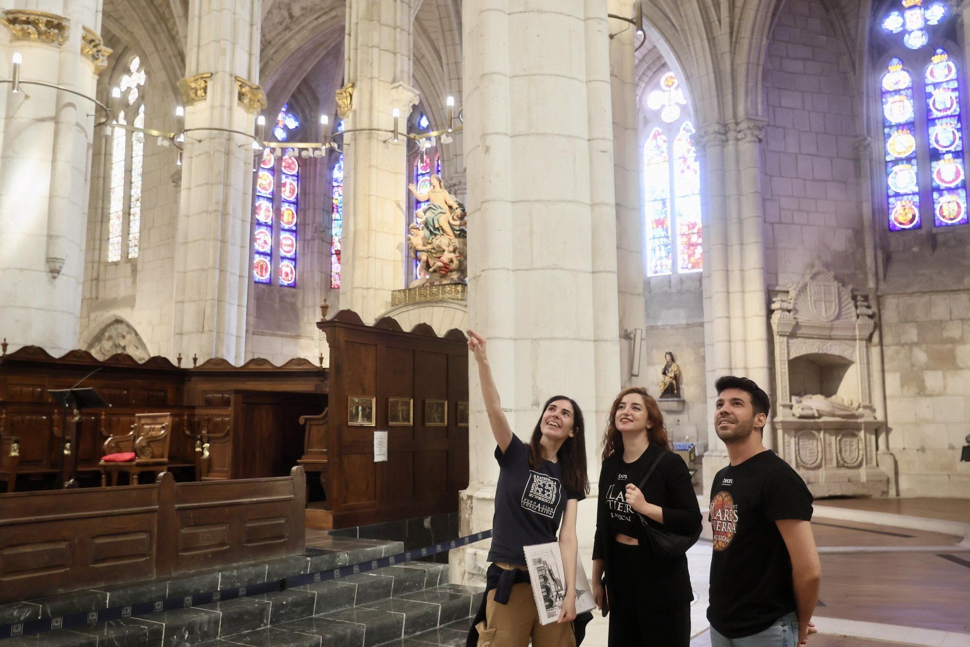 En imágenes: Parte del equipo de 'Los pilares de la Tierra, el musical' visita la Catedral Santa María de Vitoria-Gasteiz