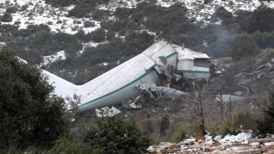 Vista general de una parte del avión destruido.