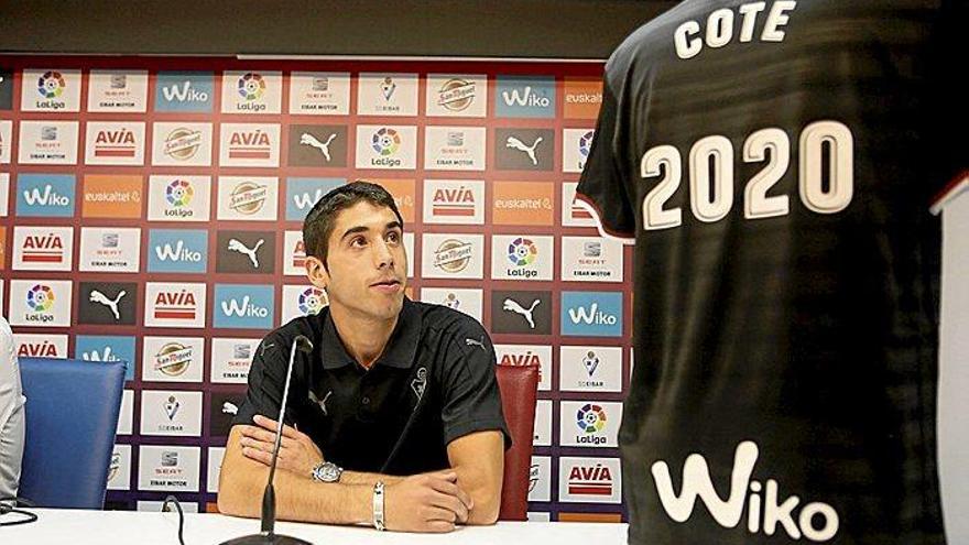 José Ángel observa la camiseta con su nombre y el año hasta el que ha firmado como jugador del Eibar.