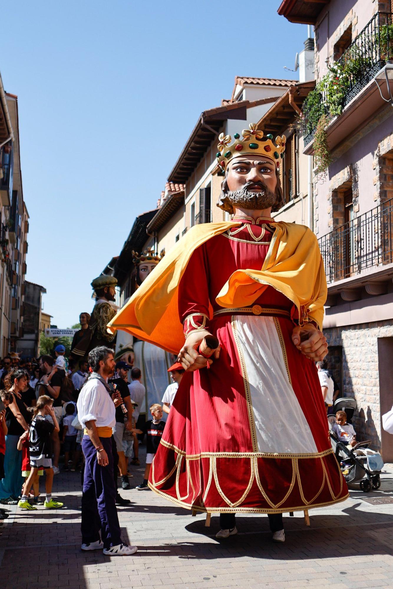 Gigantes, gaiteros y grupo de danzas Idoskia en Villava-Atarrabia