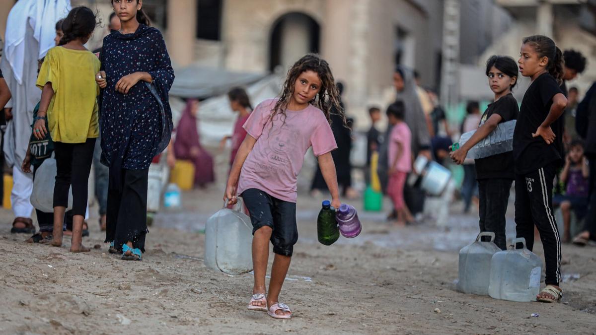 Una niña palestina va en busca de agua.