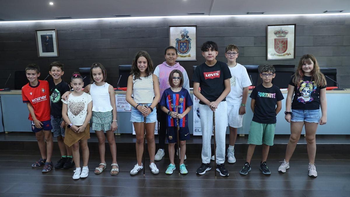 La nueva corporación txiki del Ayuntamiento de Burlada elegida por sorteo, con la alcaldesa Eritz Mendoza en el centro, acompañada a izquierda y derecha por los tenientes de alcalde Adriano Salazar y Alba Moreno.