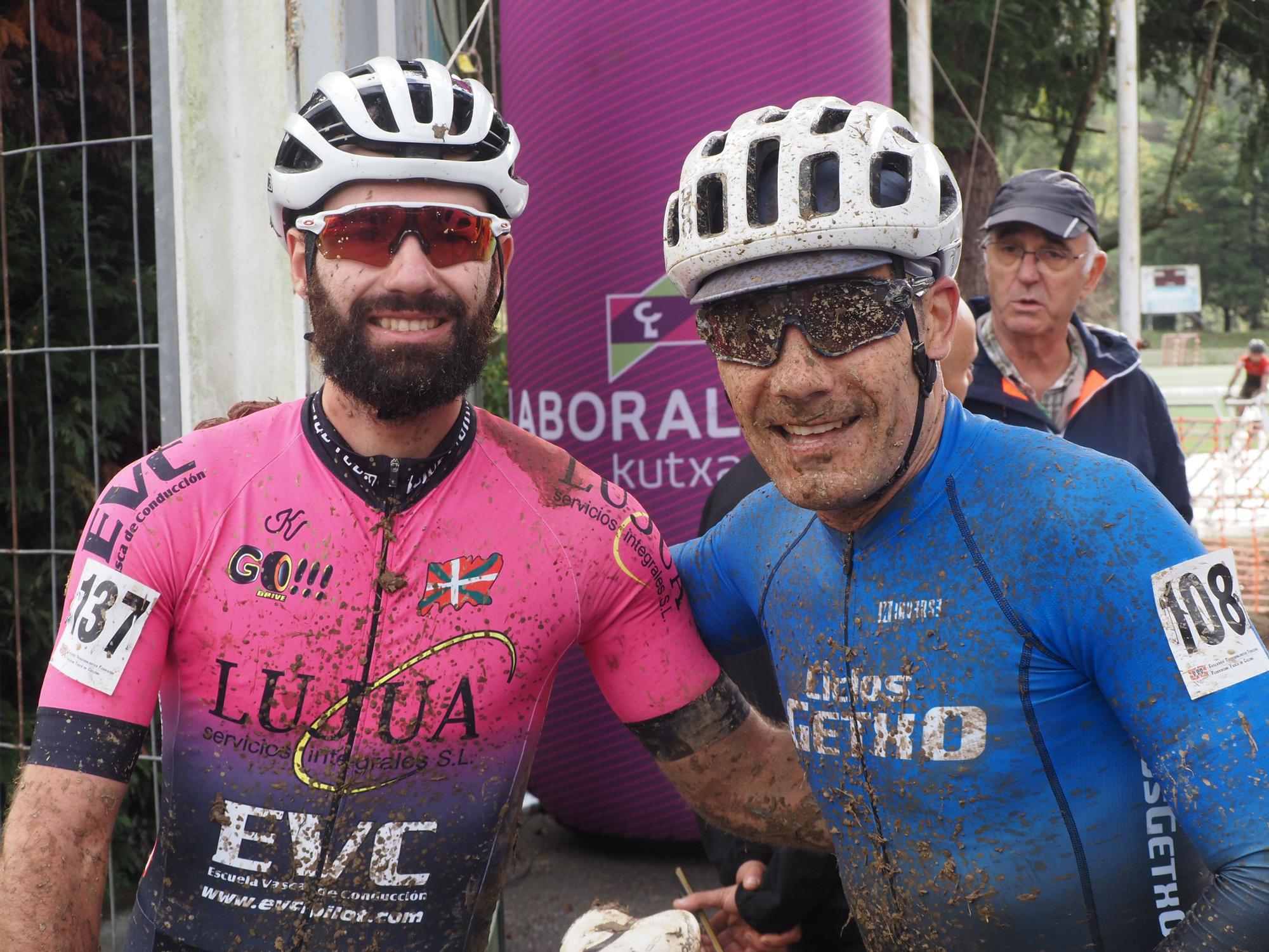 El barro se sumó al espectáculo de ciclocross en Elgoibar