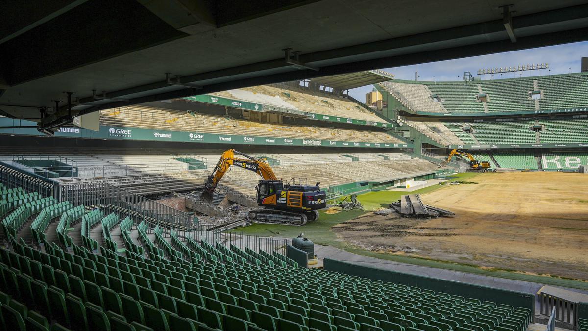 Demolición del estadio bético con maquinaria navarra de la empresa Erri Berri.