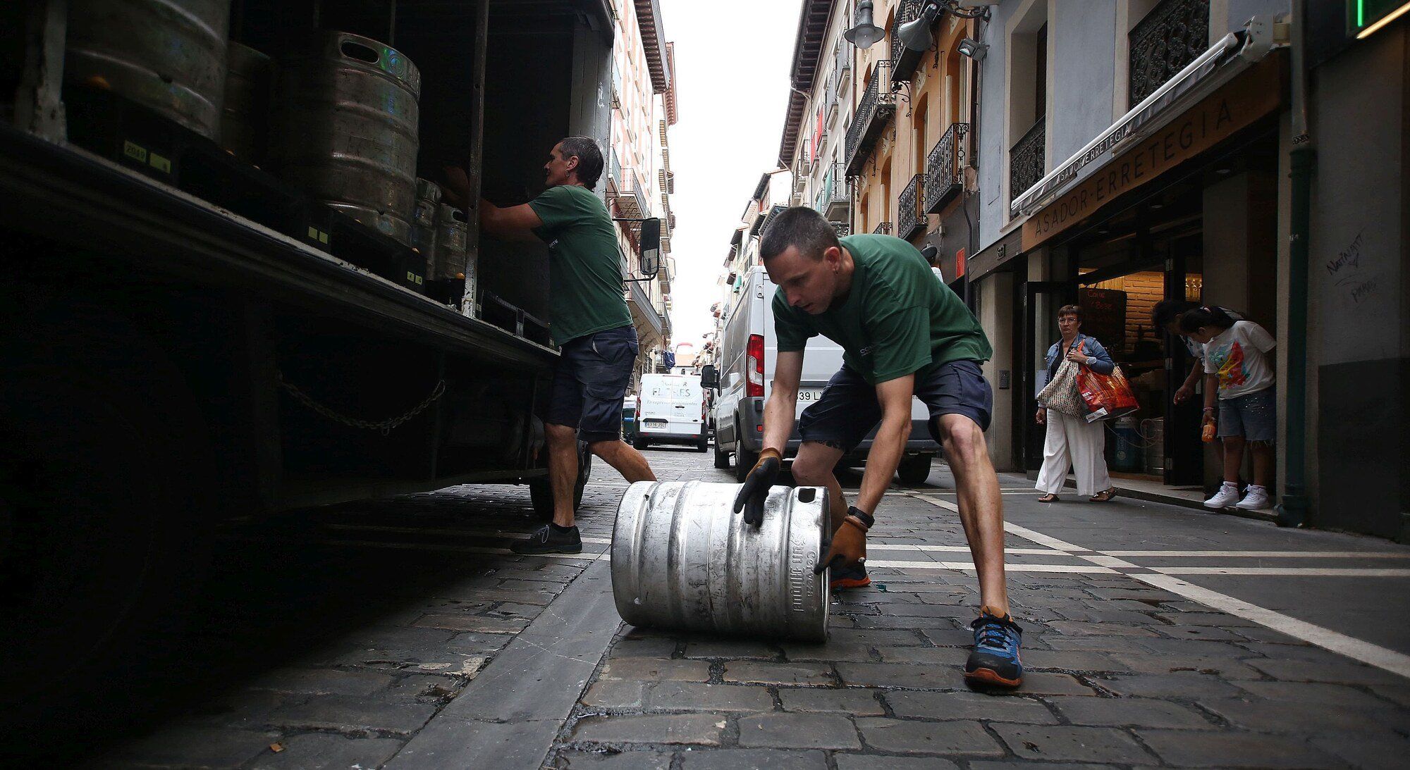 Los bares del Casco Viejo llenan sus despensas en la víspera del 6 de julio