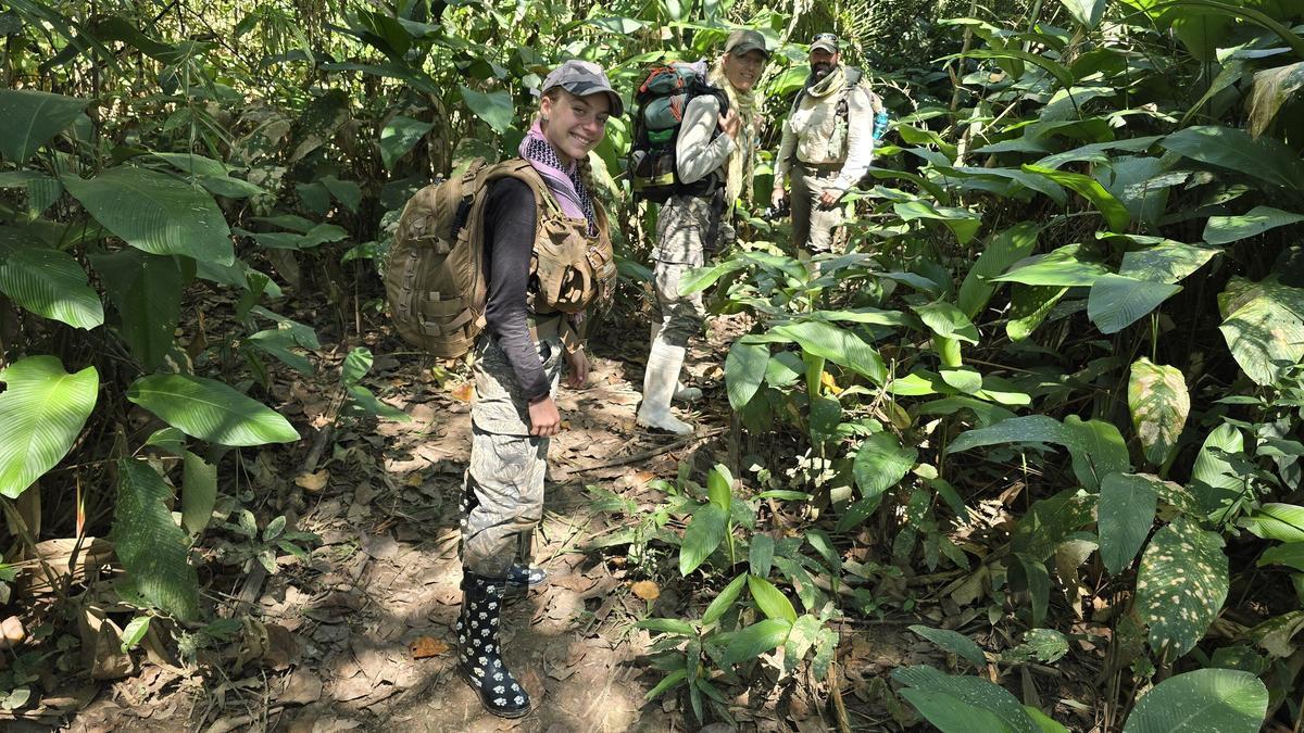 Elvia, con sus padres Paloma y Fernando.