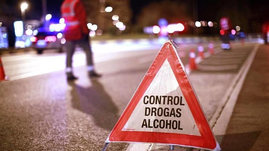 Señal informativa de un control de alcohol y drogas de la Policía Foral.