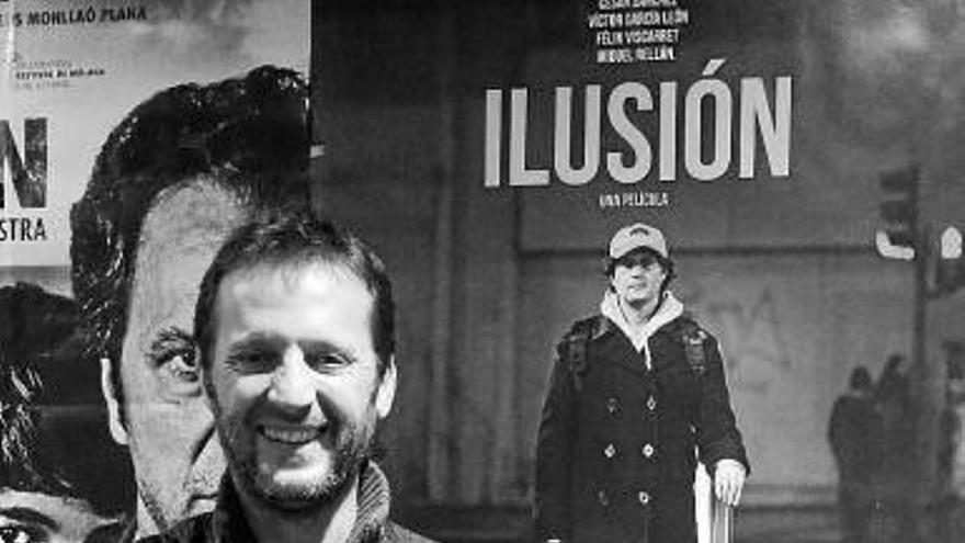 Daniel Castro posó ayer delante del cartel de su película. Daniel Castro posó ayer delante del cartel de su película.