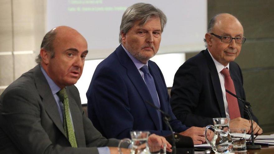 El ministro de Economía, Luis de Guindos (i), el ministro portavoz y de Educación, Iñigo Méndez de Vigo (c), y el ministro de Hacienda y Administraciones Públicas, Cristóbal Montoro.