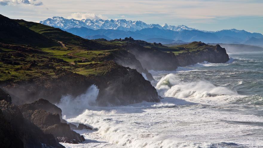 La cascada de Bolao, un río que salta al mar en un rincón secreto de Cantabria