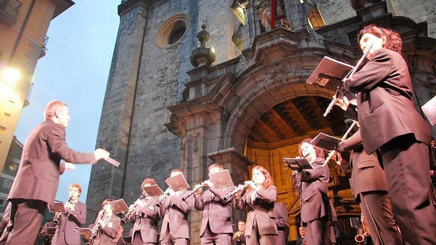 Los músicos de la banda interpretando el &#039;zortziko&#039; de San Juan la víspera del día del patrón.