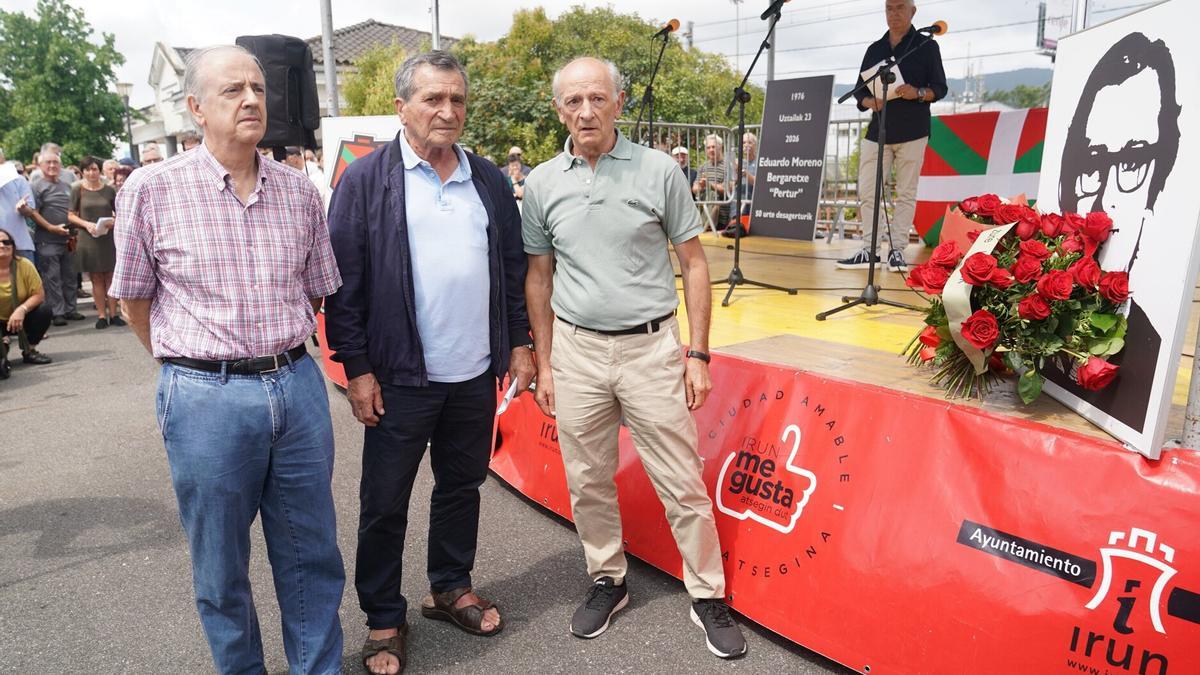 Amigos y familiares de ‘Pertur’ lo recuerdan cada año en el Peine del Viento de Donostia