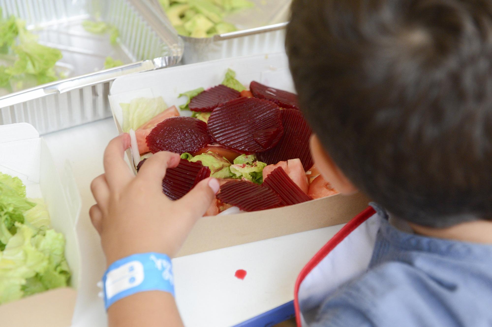 En imágenes: Gastrotxiki comienza con la elaboración de ensaladas en el Arenal