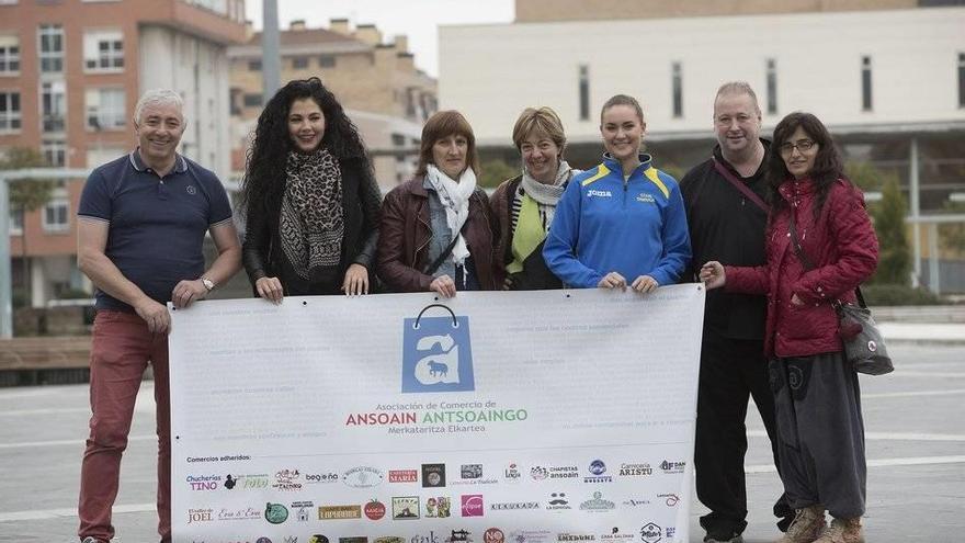 De izda a dcha: Joaquín Sanz, Esmeralda Cara, Maria José Calvo, Asun Muñoz, Leire Medina, Natxo Izura y Loli Antoñana.
