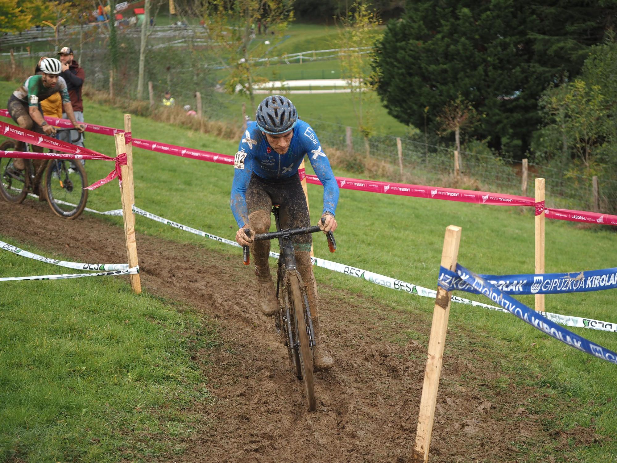 El barro se sumó al espectáculo de ciclocross en Elgoibar
