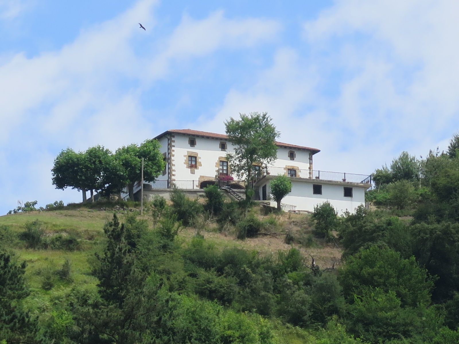 Aizpuru y su mirador, desde el gaztetxe de Urretxu.