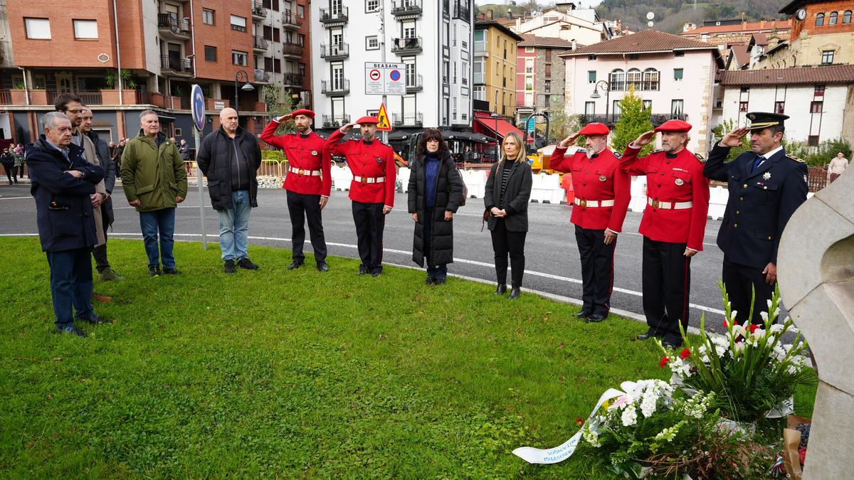 La Ertzaintza recuerda a Ana Isabel Arostegui Legarreta y a Javier Mijangos Martínez de Bujo, asesinados por ETA en 2001 en Beasain.