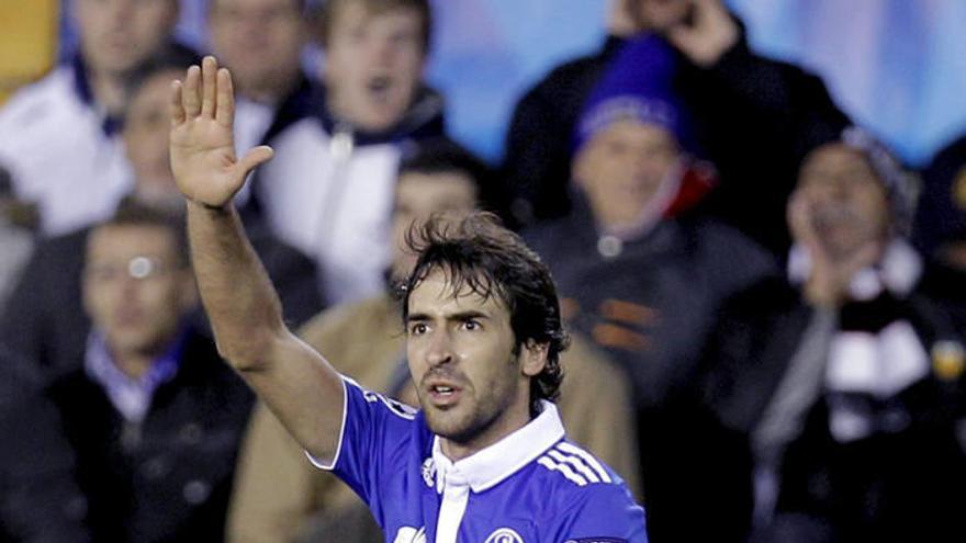 Raúl González, en un partido con el Shalke 04.