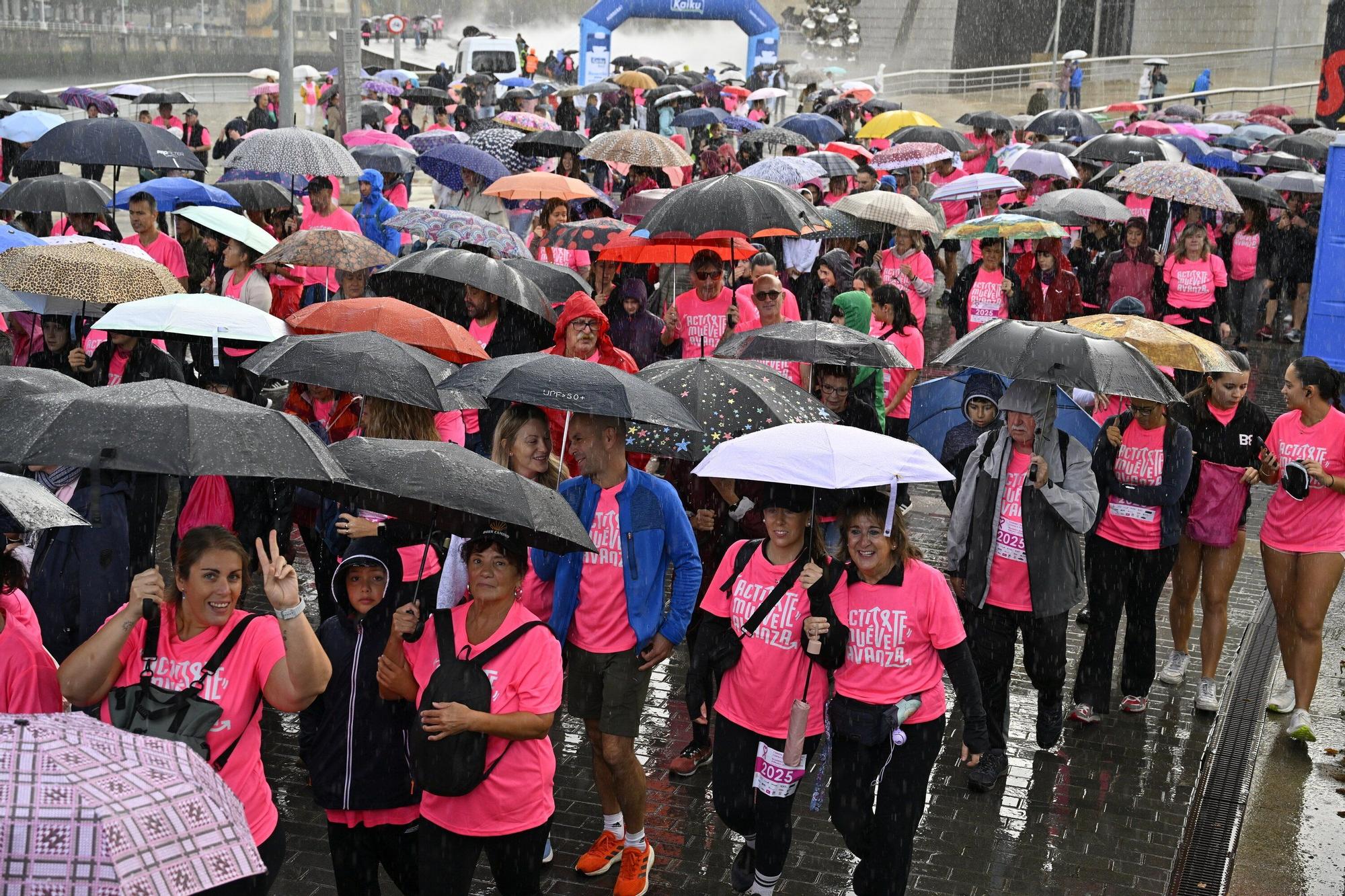 En imágenes: los paraguas tiñen la marea rosa de Bilbao