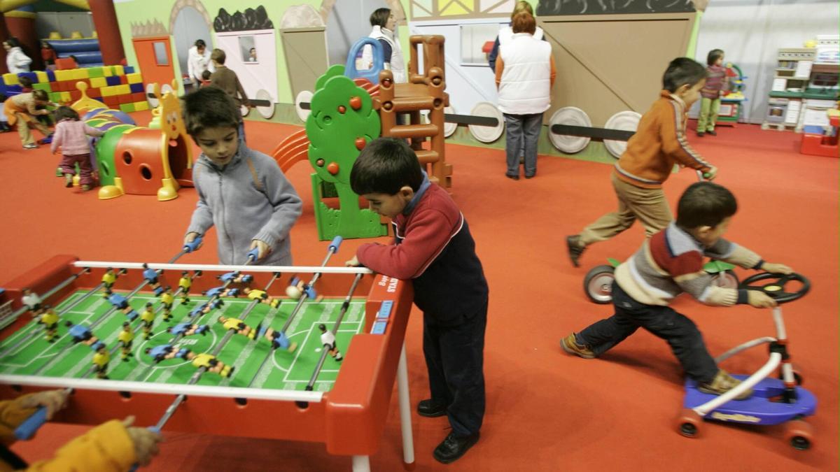 Niños participando en actividades en una ludoteca ajena a la información.