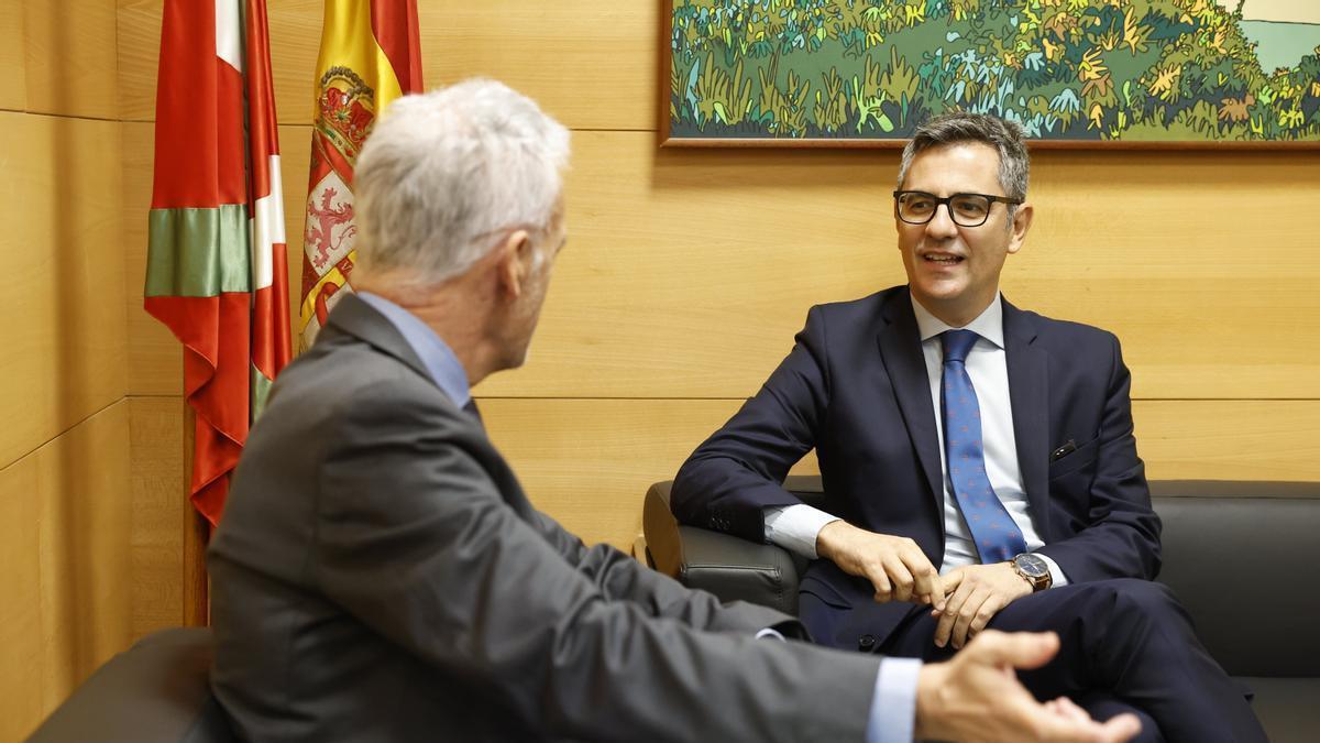 Félix Bolaños (d) y el presidente del Tribunal Superior de Justicia del País Vasco (TSJPV), Iñaki Subijana, momentos antes de participar en la apertura del Año Judicial en Euskadi.